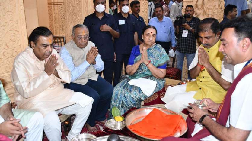 भगवान भोलेनाथ की पूजा करते रिलायंस इंडस्ट्री के प्रमुख मुकेश अंबानी।  