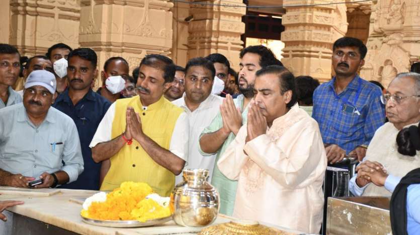 मुकेश अंबानी ने महाशिवरात्रि पर गुजरात स्थित 12 ज्योतिर्लिंगों में से एक सोमनाथ मंदिर में पूजा अर्चना की।