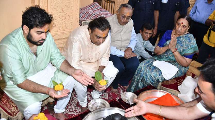 इस दौरान उनके साथ उनके बड़े बेटे आकाश अंबानी भी मौजूद रहे।  