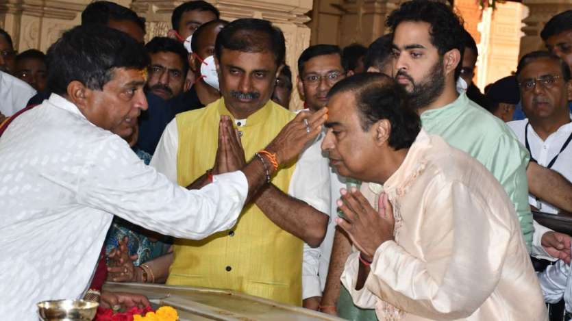 पूजा के दौरान मुकेश अंबानी ने बेहद ही शुभ माना जाने वाले तिलक भी लगवाया। 