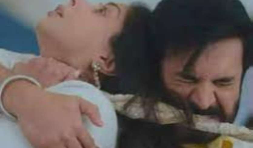 A dupatta scene was shown in the show 'Sooran Ghar'.  In this video clip, Surna's dupatta is caught in the middle of the fan.  He is pulled tight and his neck is crushed.  The actor jumps to save Swarna and tears the dupatta with his teeth to save her.