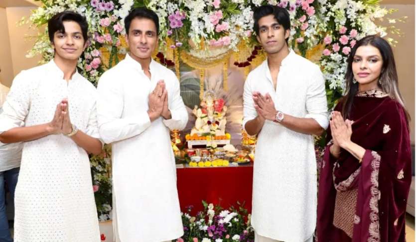 हर बार की तरह इस साल भी गणेश चतुर्थी के दिन सोनू सूद ने अपनी पत्नी और बेटों के साथ बप्पा का ग्रैंड वेलकम किया।