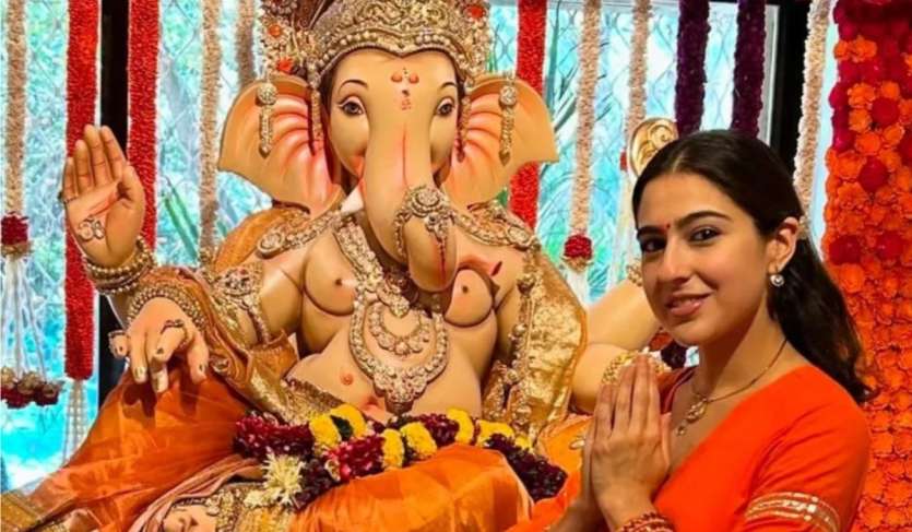 एक्ट्रेस सारा ने अपने सोशल मीडिया पर एक दिल को छू लेने वाली पोस्ट शेयर कीं, जिसमें उन्होंने लिखा, 'हैप्पी गणेश चतुर्थी, बप्पा हम सभी के लिए खुशियां और शांति लेकर आए।'