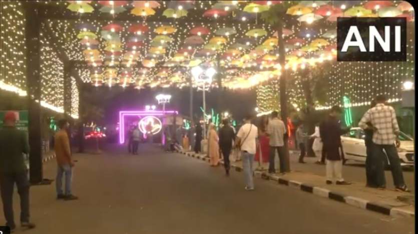 On the occasion of Diwali, the Union Territory of Chandigarh also lit up with colorful lights. This photo is of Sector 17 of Chandigarh.