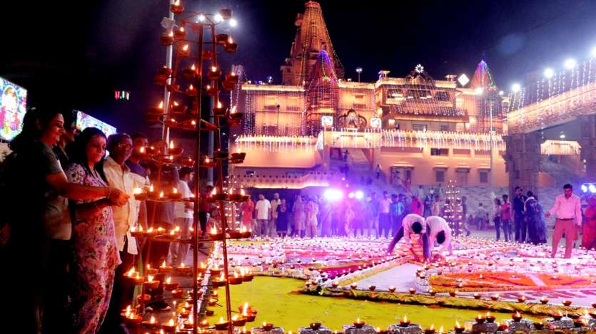 Devotees light diyas during Diwali celebrations at the Shri Krishna Janmasthan temple in Mathura, Uttar Pradesh on Thursday.