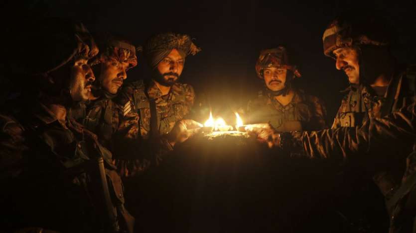 देश के ये वीर जवान सरहद पर टिके रहते हैं तभी देश में लोग इतने हर्षोल्लास के साथ दिवाली मान पाते हैं। देश के ये वीर जवान सरहद पर टिके रहते हैं तभी देश में लोग इतने हर्षोल्लास के साथ दिवाली मान पाते हैं।