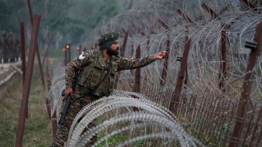 LoC पर असत्य पर सत्य की, अंधियारे पर उजियारे की जीत के प्रतीक दीपक को बाड़ पर लगाता एक जवान। LoC पर असत्य पर सत्य की, अंधियारे पर उजियारे की जीत के प्रतीक दीपक को बाड़ पर लगाता एक जवान।