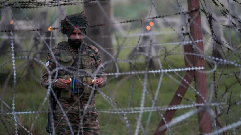 LoC पर लगी बाड़ पर दीप जलाता भारतीय सेना का एक और जवान। यह तस्वीर इस खास जगह पर मनाई जाने वाली दिवाली की पूरी कहानी कह देती है। LoC पर लगी बाड़ पर दीप जलाता भारतीय सेना का एक और जवान। यह तस्वीर इस खास जगह पर मनाई जाने वाली दिवाली की पूरी कहानी कह देती है।