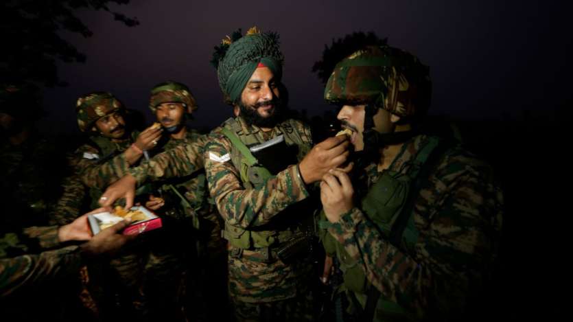 दिवाली के मौके पर मुंह मीठा करना तो बनता है। जम्मू एवं कश्मीर के अखनूर सेक्टर में एक-दूसरे को मिठाई खिलाते जवान। दिवाली के मौके पर मुंह मीठा करना तो बनता है। जम्मू एवं कश्मीर के अखनूर सेक्टर में एक-दूसरे को मिठाई खिलाते जवान।