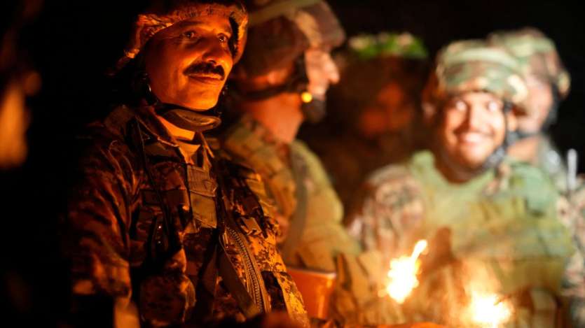 LoC पर चाहे कितना भी तनाव पसरा हो, हमारे सैनिकों की मुस्कुराहट बताती है कि वे हर चुनौती से निपटने के लिए हमेशा पूरी तरह मुस्तैद रहते हैं। LoC पर चाहे कितना भी तनाव पसरा हो, हमारे सैनिकों की मुस्कुराहट बताती है कि वे हर चुनौती से निपटने के लिए हमेशा पूरी तरह मुस्तैद रहते हैं।