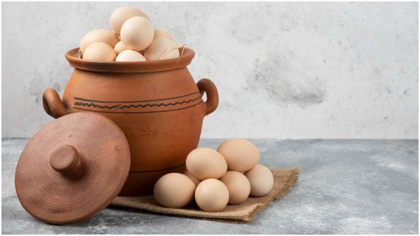 अंडा उबालने के लिए 15 मिनट का समय काफी होता है। वहीं, अगर आप अंडे को हाफ बॉइल करना चाहते हैं, तो एग को 15 मिनट बॉइल करने के बाद तुरंत ही ठंडे पानी में डाल दीजिए, जिससे अंडे का येलो पार्ट सॉफ्ट हो जाएगा। अगर आप अंडे को पूरी तरह से उबालना चाहते हैं, तो आप अंडे को 18 मिनट तक बॉइल कर सकते हैं।