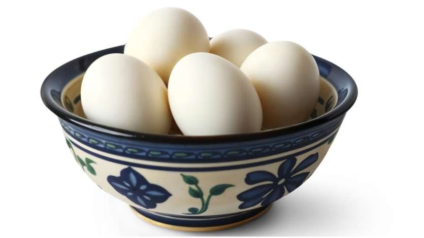 अंडे को बॉइल करने वाले इस प्रोसेस को फॉलो करने से पहले आपको कुछ बातों का ध्यान रखना चाहिए। अंडे को उबालने के लिए इस्तेमाल किया जाने वाले पानी को पहले से गर्म कर लीजिए। अगर आप इस स्टेप को फॉलो करते हैं, तो अंडे का अंदर वाला पार्ट हरा नहीं रहेगा।