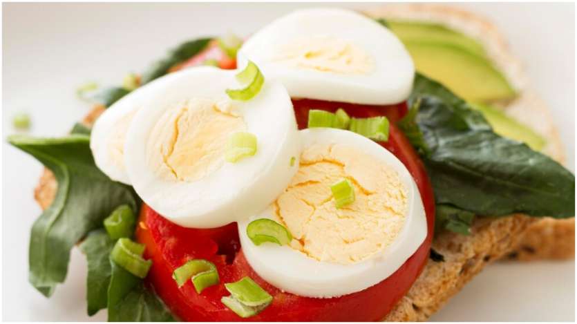 अगर आप अंडे को बॉइल करने के बाद ठंडे पानी में डाल देंगे, तो इससे चुटकियों में अंडे के छिलके को हटाया जा सकेगा। अगर आप सही तरीके से अंडा बॉइल करते हैं, तो आपका बॉइल्ड एग वाला ब्रेकफास्ट झटपट तैयार हो जाएगा। आपको बता दें कि ब्रेकफास्ट में अंडा खाना आपकी सेहत के लिए काफी ज्यादा फायदेमंद साबित हो सकता है।