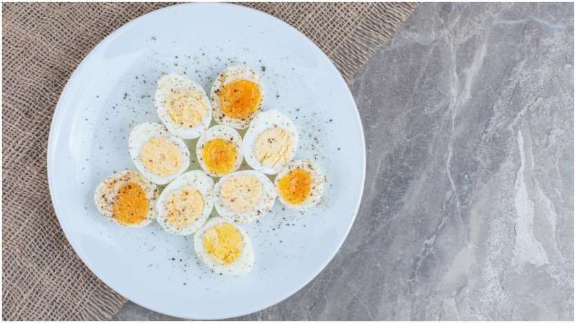 प्रोटीन से भरपूर अंडा आपकी मसल और बोन हेल्थ को काफी हद तक इम्प्रूव कर सकता है। इसके अलावा अंडे में पाए जाने वाले तमाम तत्व आपके इम्यून सिस्टम को मजबूत बनाए रखने में भी कारगर साबित हो सकते हैं। लिमिट में रहकर अंडा खाने से सर्दी-जुकाम की समस्या से भी राहत मिल सकती है।