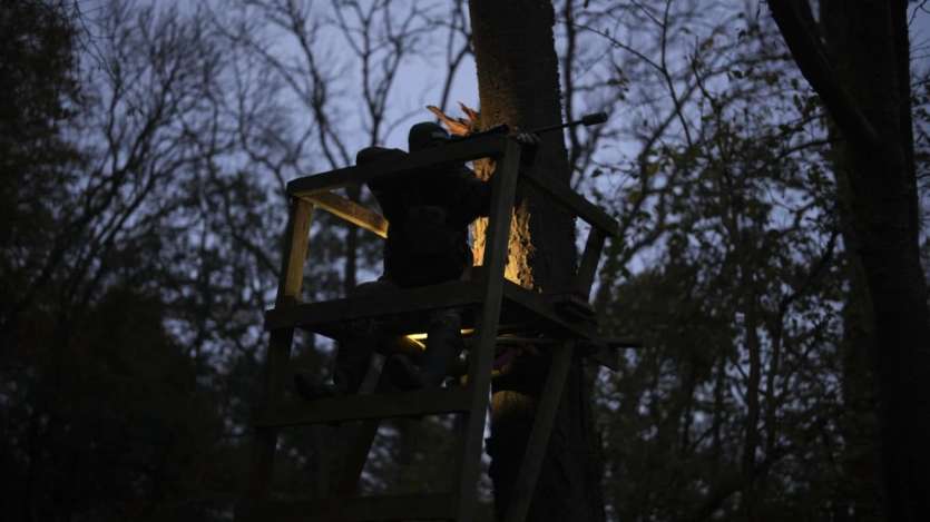 Pemburu pergi ke hutan lebat untuk berburu rusa liar hanya pada malam hari, tetapi kemudian mereka harus mempertaruhkan nyawa dari binatang buas tersebut. Itu sebabnya mereka berburu dengan duduk di pepohonan seperti ini. 