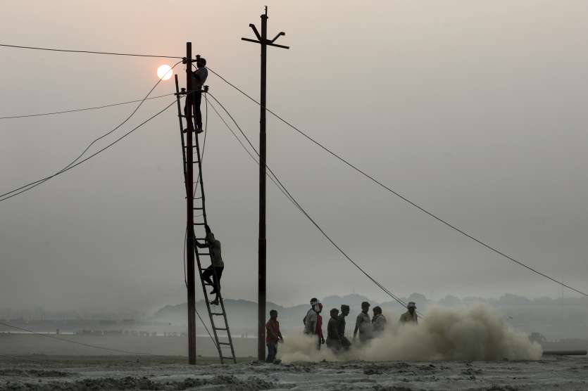 Di tengah persiapan festival Kumbh Mela, perbaikan tiang listrik dan pemasangan lampu di jalan sedang dilakukan. Gambar menunjukkan seorang tukang listrik memasang kawat pada tiang listrik. Di tengah persiapan festival Kumbh Mela, perbaikan tiang listrik dan pemasangan lampu di jalan sedang dilakukan. Gambar menunjukkan seorang tukang listrik memasang kawat pada tiang listrik.