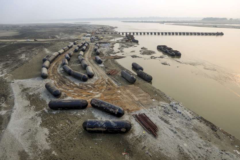 Sebuah jembatan ponton (jembatan terapung) sedang dibangun di depannya Sebuah jembatan ponton (jembatan terapung) sedang dibangun di depannya