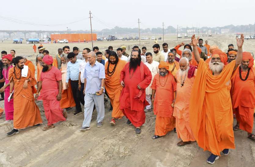 Akhil Bharatiya Akhara Parishad (ABAP) Mahant Ravindra Puri, Sekretaris Jenderal Nasional dan Pelindung Internasional Akhara, Mahant Hari Giri Maharaj bersama para sadhu lainnya mengunjungi area mela menjelang Kumbh Mela 2025 di Prayagraj. Akhil Bharatiya Akhara Parishad (ABAP) Mahant Ravindra Puri, Sekretaris Jenderal Nasional dan Pelindung Internasional Akhara, Mahant Hari Giri Maharaj bersama para sadhu lainnya mengunjungi area mela menjelang Kumbh Mela 2025 di Prayagraj.