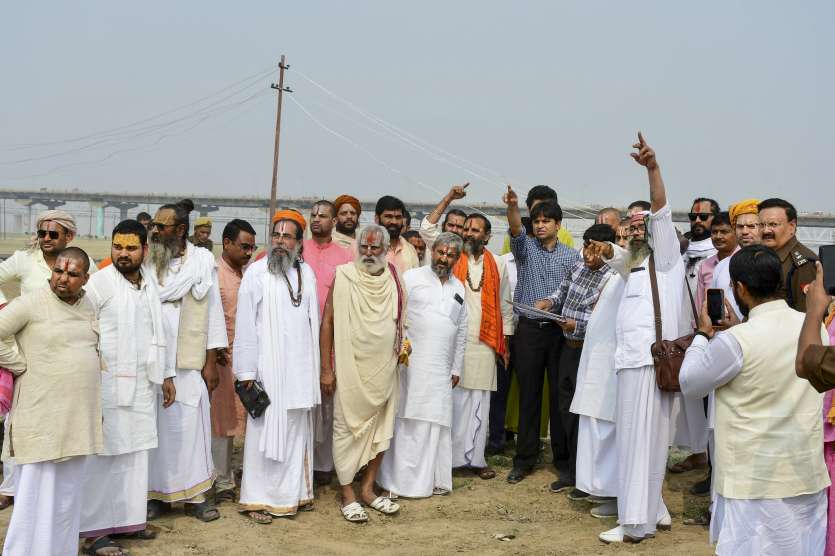 Pejabat Kumbh Mela IAS Vijay Kiran Anand, Sadhus dari Akhil Bharatiya Akhara Parishad (ABAP) dan lainnya mengunjungi kawasan mela setelah bertemu dengan pejabat administrasi Kumbh Mela untuk peruntukan tanah sebelumnya Pejabat Kumbh Mela IAS Vijay Kiran Anand, Sadhus dari Akhil Bharatiya Akhara Parishad (ABAP) dan lainnya mengunjungi kawasan mela setelah bertemu dengan pejabat administrasi Kumbh Mela untuk peruntukan tanah sebelumnya