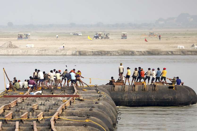 Sebagai bagian dari persiapan Maha Kumbh Mela 2025, sedang dibangun jembatan ponton sementara di Sungai Gangga. Jembatan ini tetap terapung di air. Sebagai bagian dari persiapan Maha Kumbh Mela 2025, sedang dibangun jembatan ponton sementara di Sungai Gangga. Jembatan ini tetap terapung di air.