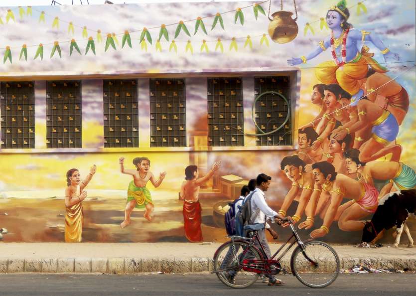 Sebelum Kumbh Mela, dinding pinggir jalan dihiasi lukisan mitologi. Pada gambar ini dindingnya dihiasi dengan Krishnaleela (masa kecil). Sebelum Kumbh Mela, dinding pinggir jalan dihiasi lukisan mitologi. Pada gambar ini dindingnya dihiasi dengan Krishnaleela (masa kecil).