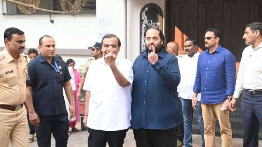 Business tycoon Mukesh Ambani also came to cast his vote with his family. During this, Anant Ambani was also present with him. After casting their vote in Maharashtra Assembly Elections 2024, both of them also clicked photos together.