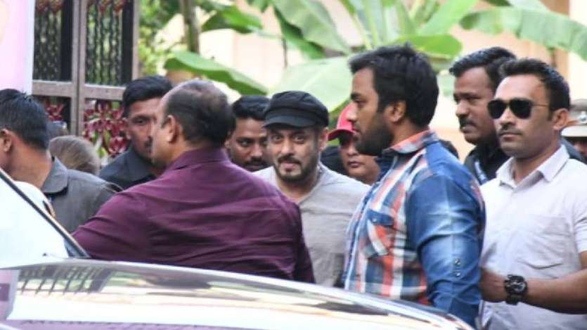 Bollywood superstar Salman Khan arrived to cast his vote for Maharashtra Assembly Elections 2024. The superstar was seen exiting the polling booth after exercising his franchise. The actor wore a grey T-shirt and denim during this time, in which he looked dashing.