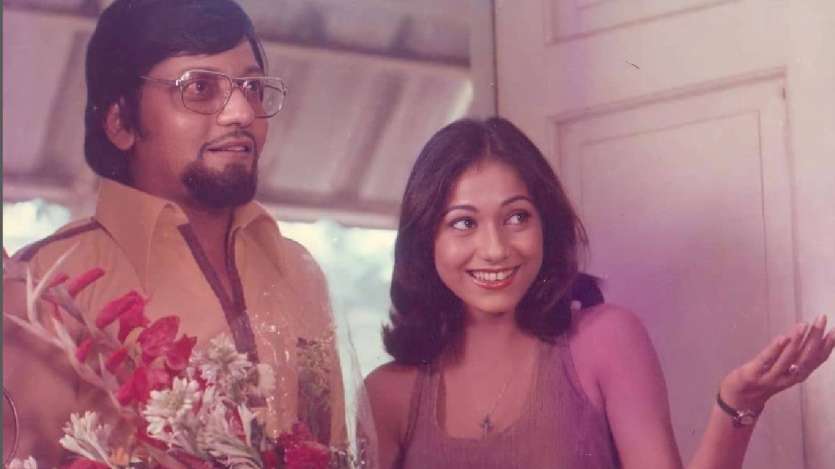 साल 1967 में अमोल ने पहली बार अपनी पेंटिंग्स की प्रदर्शनी लगाने का फैसला लिया। मुंबई के ताज आर्ट गैलरी में इसका आयोजन किया गया। जहां अमोल ने अपनी पेंटिंग्स दुनिया के सामने रखीं। इसी दौरान अमोल को थियेटर में नाटक करने का मौका मिला और उन्होंने लपक लिया। अमोल अब थियेटर में एक्टिंग के गुण सीखने लगे। इसी दौरान साल 1970 में मराठी फिल्मों के डायरेक्टर राजा ठाकुर से अमोल की मुलाकात हुई। दोनों एक फिल्म शुरू की जिसका नाम था 'बाजीरोचा बेटा'। ये एक मराठी भाषा की फिल्म थी, लेकिन अमोल पालेकर के टैलेंट को दिखाने के लिए काफी थी। इस फिल्म के 3 साल बाद अमोल पालेकर को बॉलीवुड फिल्म 'रजनीगंधा' मिली। इस फिल्म को वासु चटर्जी ने डायरेक्ट किया था। पहली ही फिल्म से अमोल पालेकर ने बॉक्स ऑफिस पर गर्दा उड़ा दिया। बिना गठीले बदल और गोरे रंग के भी अमोल पालेकर अपनी डायलॉग डिलेवरी और दमदार एक्टिंग के लिए पहचाने जाने लगे। साल 1967 में अमोल ने पहली बार अपनी पेंटिंग्स की प्रदर्शनी लगाने का फैसला लिया। मुंबई के ताज आर्ट गैलरी में इसका आयोजन किया गया। जहां अमोल ने अपनी पेंटिंग्स दुनिया के सामने रखीं। इसी दौरान अमोल को थियेटर में नाटक करने का मौका मिला और उन्होंने लपक लिया। अमोल अब थियेटर में एक्टिंग के गुण सीखने लगे। इसी दौरान साल 1970 में मराठी फिल्मों के डायरेक्टर राजा ठाकुर से अमोल की मुलाकात हुई। दोनों एक फिल्म शुरू की जिसका नाम था 'बाजीरोचा बेटा'। ये एक मराठी भाषा की फिल्म थी, लेकिन अमोल पालेकर के टैलेंट को दिखाने के लिए काफी थी। इस फिल्म के 3 साल बाद अमोल पालेकर को बॉलीवुड फिल्म 'रजनीगंधा' मिली। इस फिल्म को वासु चटर्जी ने डायरेक्ट किया था। पहली ही फिल्म से अमोल पालेकर ने बॉक्स ऑफिस पर गर्दा उड़ा दिया। बिना गठीले बदल और गोरे रंग के भी अमोल पालेकर अपनी डायलॉग डिलेवरी और दमदार एक्टिंग के लिए पहचाने जाने लगे।