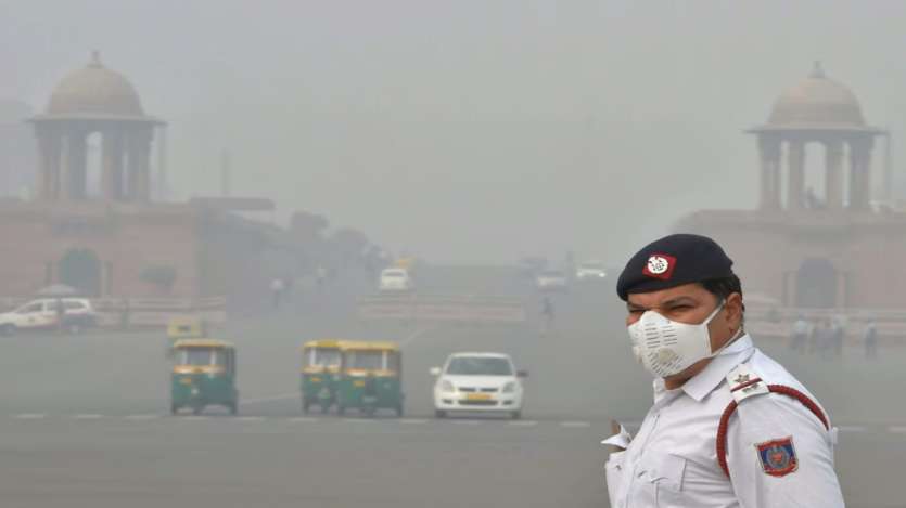 Air pollution levels reached the 'severe' category (AQI above 400) at eight stations in Delhi. These locations were Anand Vihar, Ashok Vihar, Bawana, Mundka, New Moti Nagar, Jahangirpuri, Wazirpur and Vivek Vihar. 
