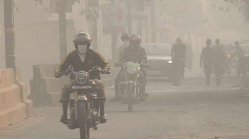 The AQI level was recorded in the 'very poor' category at many places in the country. The air quality was the worst in Jhunjhunu where the Air Quality Index was 376, followed by Delhi which recorded the second worst AQI on Tuesday, just like Monday. 
