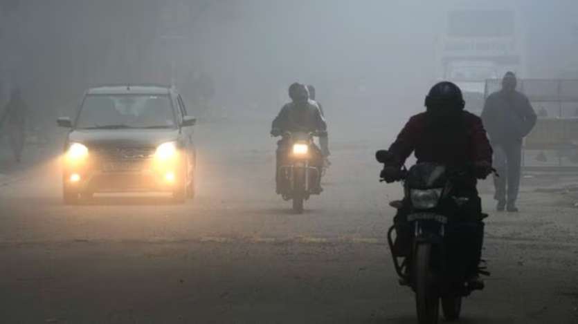 The maximum temperature in Delhi remains between 31-33 degrees Celsius and the minimum temperature remains between 13-18 degrees Celsius. The maximum temperature is 2-3 degrees Celsius above normal and the minimum temperature is 2-3 degrees Celsius above normal.
