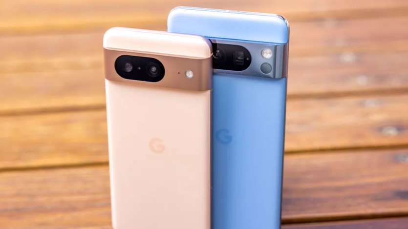गूगल ने इस स्मार्टफोन में परफॉर्मेंस के लिए Google Tensor G3 का चिपसेट दिया है। इसमें आपको 8GB तक की रैम और 256GB तक की स्टोरेज मिलती है। फोटोग्राफी के लिए इस फोन में आपको डुअल कैमरा सेटअप मिलता है जिसमें 50+12 मेगापिक्सल का सेंसर दिया गया है। सेल्फी और वीडियो कॉलिंग के लिए इसमें 12 मेगापिक्सल का कैमरा मिलता है।
गूगल ने इस स्मार्टफोन में परफॉर्मेंस के लिए Google Tensor G3 का चिपसेट दिया है। इसमें आपको 8GB तक की रैम और 256GB तक की स्टोरेज मिलती है। फोटोग्राफी के लिए इस फोन में आपको डुअल कैमरा सेटअप मिलता है जिसमें 50+12 मेगापिक्सल का सेंसर दिया गया है। सेल्फी और वीडियो कॉलिंग के लिए इसमें 12 मेगापिक्सल का कैमरा मिलता है।