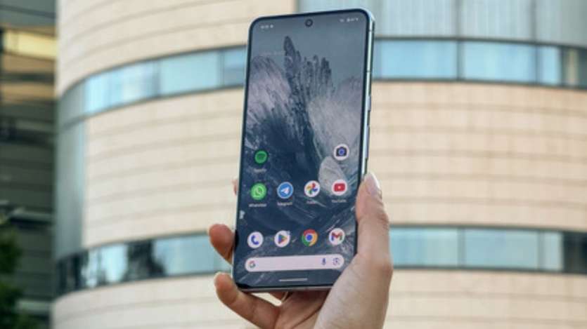 Google Pixel 8 में आपको Tensor G3 Processor चिपसेट दिया गया है। गूगल का यह चिपसेट डेली रूटीन के काम तो हैंडल कर ही लेता है साथ में आप गेमिंग जैसे हैवी टास्क वाले काम को भी बेहद आसानी से सकते हैं। आइए आपको फ्लिपकार्ट की तरफ से इसमें दिए जा रहे डिस्काउंट ऑफर के बारे में डिटेल से बताते हैं।