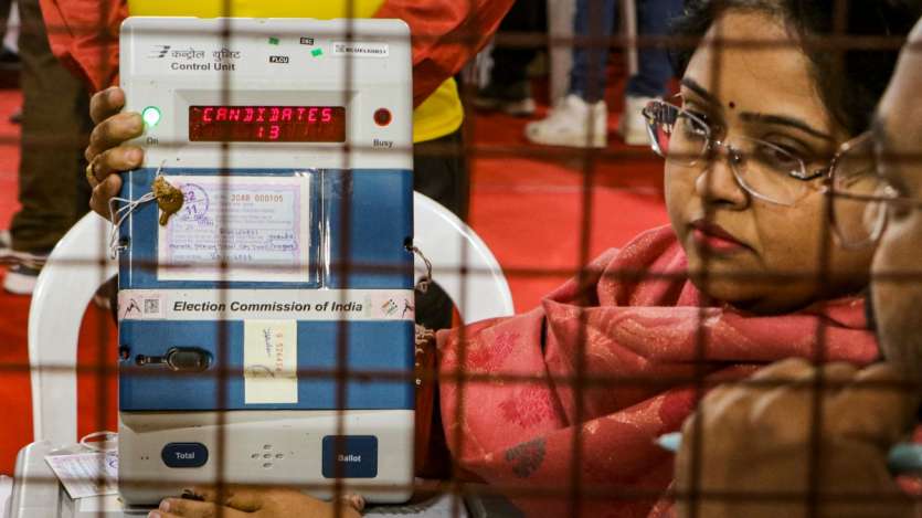 साल 1962 से 1990 तक महाराष्ट्र की राजनीति में कांग्रेस का ही दबदबा रहा। साल 1990 के चुनाव में कांग्रेस को 141 सीटें मिलीं, जबकि शिवसेना को 52 और बीजेपी को 42 सीटों पर जीत मिली थी। साल 1995 में राज्य की राजनीति में बदलाव देखने को मिला, जब 73 सीटों के साथ शिवसेना, 65 सीटों के साथ बीजेपी ने 40 बागियों के साथ मिलकर पहली बार सत्ता पर कब्जा किया। शिवसेना के मनोहर जोशी मुख्यमंत्री और बीजेपी के गोपीनाथ मुंडे उपमुख्यमंत्री बने थे। तब 80 सीटों पर सिमटी कांग्रेस सत्ता से बाहर हो गई। 