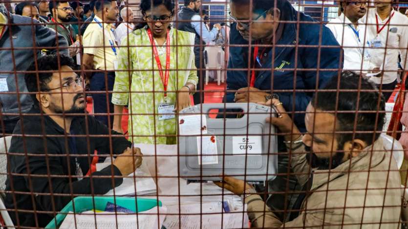 इसके पांच साल बाद 10 जून 1999 को शरद पवार ने कांग्रेस से हटकर एनसीपी का गठन कर लिया। इसके बाद राज्य में दो राजनीतिक मोर्चे बन गए, कांग्रेस-एनसीपी और शिवसेना-बीजेपी। साल 1999 से 2019 तक महाराष्ट्र में गठबंधन की सरकारें ही बनती रहीं। साल 1999 से 2009 के बीच कांग्रेस-एनसीपी की सरकार रही। 2014 के चुनाव में 122 सीटें जीतकर बीजेपी सबसे बड़ी पार्टी बनकर उभरी और इसने 63 सीटें जीतने वाली शिवसेना के साथ मिलकर एक बार फिर सरकार बनाई। यह सरकार पूरे पांच साल चली। साल 2019 के चुनाव में शिवसेना ने बीजेपी से नाता तोड़ लिया और कांग्रेस-एनसीपी के साथ तीन पार्टियों का गठबंधन बनाया और उद्धव ठाकरे मुख्यमंत्री बने। हालांकि, जून 2022 में शिवसेना टूट गई और बीजेपी के साथ एकनाथ शिंदे की अगुवाई वाली शिवसेना ने सरकार बना ली। इसके एक साल बाद ही जुलाई 2023 में एनसीपी भी दो हिस्से में बंट गई और अपने चाचा से बगावत कर अजित पवार महायुति का हिस्सा बन गए।