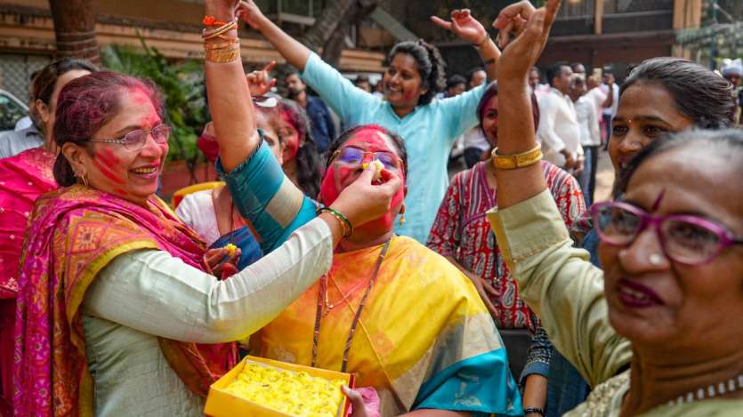 महाराष्ट्र में बीजेपी और शिवसेना को आजतक कभी अपने दम पर बहुमत मिला ही नहीं और एनसीपी कांग्रेस से ही निकलकर नई पार्टी बनी तो इनके बीच सीटों का बंटवारा होता रहा। एक साथ इतनी सीटों पर कोई अकेली पार्टी लड़ी ही नहीं, जिससे जरूरी बहुमत के आंकड़े पाकर सिंगल पार्टी की सरकार बना सके, इसलिए लगातार गठबंधन की सरकार ही बनती आ रही है। एक बार फिर 2024 के चुनावी नतीजे ने भी गठबंधन की सरकार पर मुहर लगा दी है।