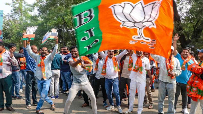 6 अप्रैल 1980 को जनसंघ के राजनीतिक विंग के रूप में बीजेपी सामने आई, जबकि 19 जनवरी 1966 से अस्तित्व में होने के बावजूद शिवसेना ने खुद को स्थानीय निकाय चुनावों तक ही सीमित रखा था। साल 1989 के बाद शिवसेना ने बीजेपी के साथ गठबंधन किया और लोकसभा एवं विधानसभा चुनाव लड़ना शुरू किया। 