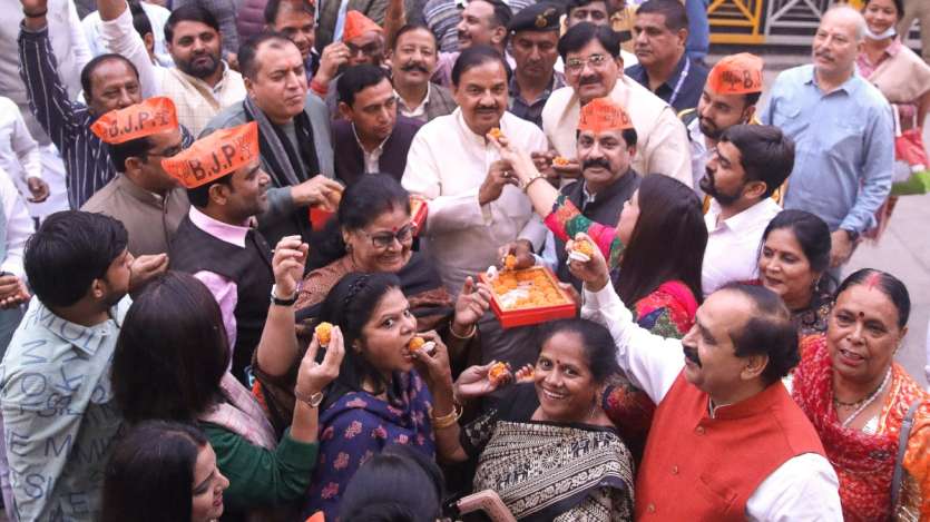 1 मई 1960 को महाराष्ट्र राज्य बना और 1962 में पहली बार विधानसभा चुनाव हुआ। तब कांग्रेस को 215 सीटों पर जीत मिली थी। इसके बाद साल 1967 के चुनाव में कांग्रेस ने 203 सीटें जीती थीं। साल 1978 में चुनाव से पहले कांग्रेस टूट गई। तब कांग्रेस को 69, भारतीय राष्ट्रीय कांग्रेस (इंदिरा) को 62 और जनता पार्टी को 99 सीटें मिली थीं।