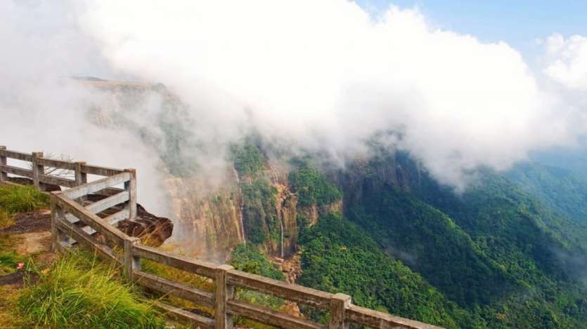 मेघालय को बादलों का घर कहा जाता है। यहां का शांत और हरा-भरा वातावरण, शानदार नज़ारे, वॉटरफ़ॉल, और पेड़-पौधे देखकर आपका भी मन नहीं करेगा कि यहां से वापस जाएं। 