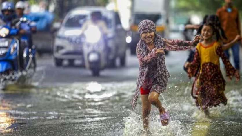 The Indian Meteorological Department (IMD) has issued a rain alert for many districts in Kerala. The Meteorological Department said that there will be heavy rain in Thiruvananthapuram, Pathanamthitta, Kottayam, Ernakulam, Idukki, Palakkad in the coming days. 
