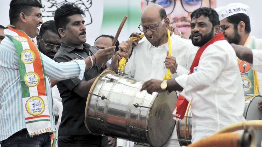  तब शरद पवार ने मुख्यमंत्री वसंतदादा पाटिल की अगुवाई वाली कांग्रेस सरकार से नाता 40 बागियों के साथ तोड़कर इंडियन नेशनल कांग्रेस (सोशलिस्ट) बना ली थी। जनता पार्टी के साथ मिलकर उन्होंने प्रोग्रेसिव डेमोक्रेटिक फ्रंट की सरकार बनाई। तब केवल 38 साल की उम्र में पवार देश के सबसे कम उम्र के मुख्यमंत्री बने, लेकिन उनकी सरकार 1980 में गिर गई। मध्यावधि चुनाव में एक बार फिर कांग्रेस ने 186 सीटें जीतकर बहुमत हासिल कर लिया था। इससे अलग हुई आईएनसी (यू) को 47 सीटें मिली थी, जो बाद में मुख्य पार्टी में ही शामिल हो गई थी।