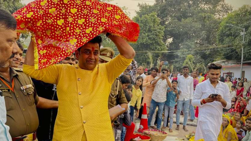 Actor and BJP MP Ravi Kishan performed Chhath Puja in Gorakhpur. He said that he wishes everyone a very happy Chhath Puja. May Chhath Maiya bless everyone. We wish Chhath to the Bhojpuri community all over the world. On the demise of famous folk singer Sharda Sinha, he said that she will be missed a lot... She never sang such songs to earn money. She always maintained her dignity while protecting Bhojpuri culture. Her face and her voice will never go away from the Bhojpuri community.