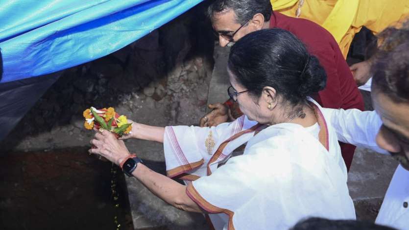 West Bengal Chief Minister Mamata Banerjee participated in the Sandhya Puja as part of Chhath Puja celebrations at Doi Ghat in Kolkata. She said, "Wishing you all a very happy Chhath Puja on behalf of the Bengal government and the people of Bengal." She said that Chhath Puja is celebrated here every year.