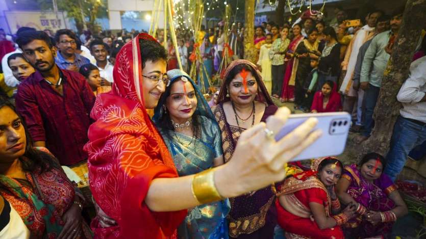 Atishi also took selfies with the women devotees who had come for Chhath Puja. She also congratulated people on Chhath Puja. Let us tell you that a crowd of devotees was seen at Yamuna Ghat and other places in Delhi today.