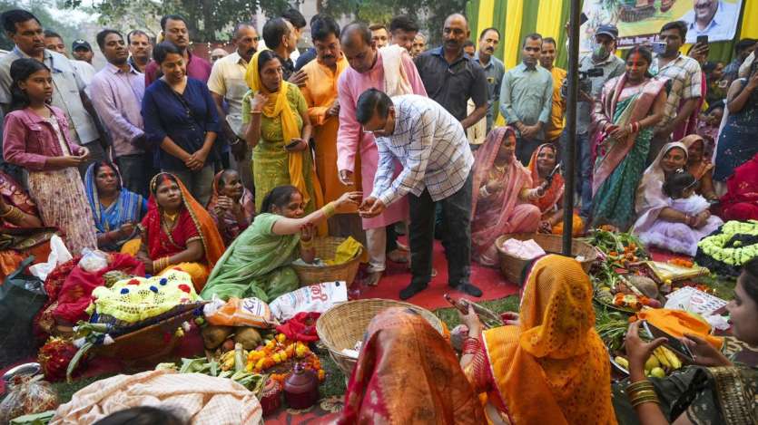 Aam Aadmi Party's national convenor Arvind Kejriwal performed the rituals of Chhath Puja on the third day of Chhath Puja. During this, Kejriwal said that may Chhathi Maiya give you all lots of happiness and blessings. I had just come to my assembly to worship Chhathi Maiya. I worshipped with everyone. The Delhi government has organized Chhath Puja at more than 1000 places in Delhi. Before our government was formed, it used to be organized at 200-250 places. But for the convenience of the public, we have organized the program at many places in Delhi and I am very happy.