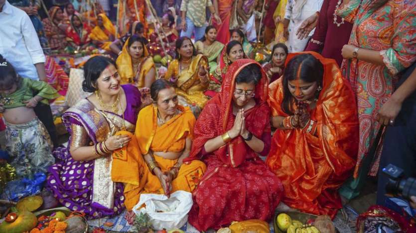 Delhi Chief Minister Atishi performed the rituals of Chhath Puja on the third day of Chhath Puja. She offered Arghya to the setting sun. Other members of her family were also present during this time. 
