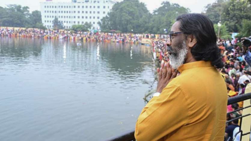 Jharkhand Chief Minister Hemant Soren performed Chhath Puja in Ranchi. During this, he wished the Chhath devotees and congratulated them. He prayed for the happiness and prosperity of the people of the state. 

