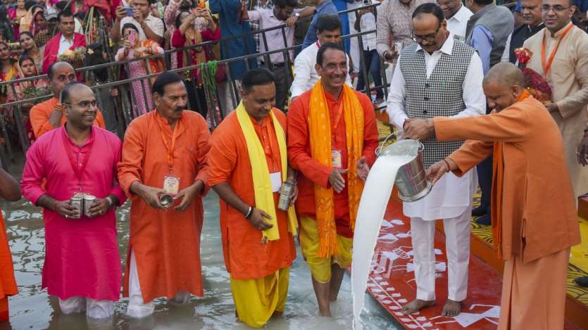 Uttar Pradesh Chief Minister Yogi Adityanath performed Chhath Puja rituals in Lucknow. CM Yogi prayed to Chhath Maiya for the people of the state. The CM also congratulated all the people of the state on Chhath Puja.
