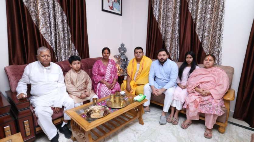 Before this, Lalu Yadav took the prasad of Chhathi Maiya. During this, his family members including Tejashwi Yadav and Misa Bharti were also present.
