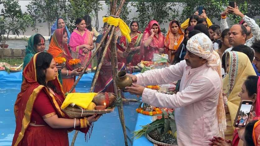 Bhojpuri actor-singer and BJP MP Manoj Tiwari also performed Chhath Puja in Delhi. He offered prayers to the setting sun. He greeted the people on this occasion. Manoj Tiwari said on Twitter that this year his wife is performing Chhath Puja under the supervision of his mother.